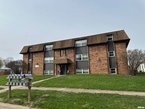 Building Photo - 3101 Twin Lakes Dr
