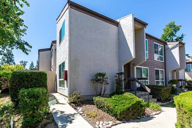 Foto del edificio - **LOOK NO FURTHER 3 BEDROOM TOWNHOME W/LAU...