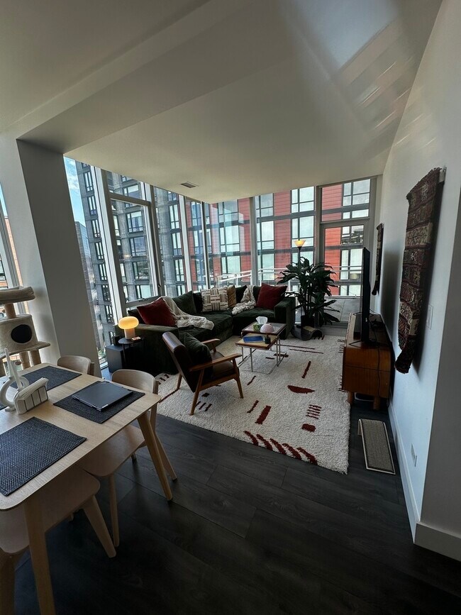 Foto del edificio - 1664 W Division St