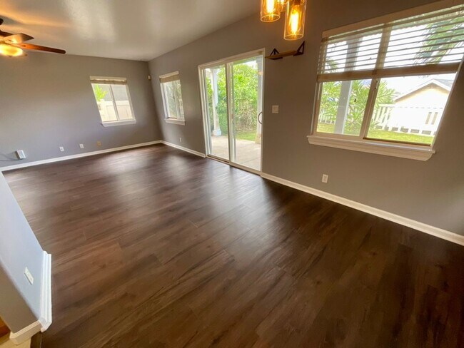 Building Photo - 4 bedroom, 2.5 bath, Mountain and Ocean Ba...