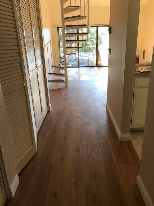 Entry Hallway - 1687 Bayridge Way
