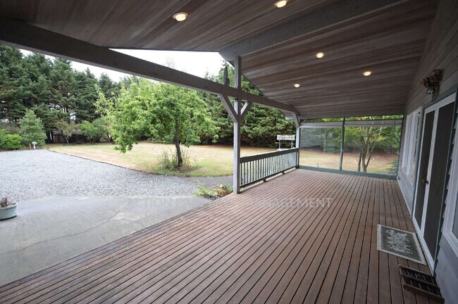 Foto del edificio - 3 bed 2.5 bath home in a private country setting, close to town. All new luxury vinyl plank floor...