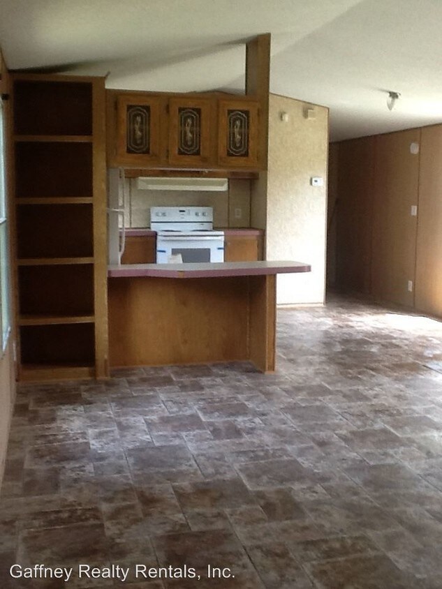 Primary Photo - 4 br, 2 bath House - 308 River Dr.