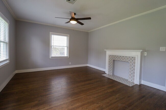 Building Photo - 3 Bed | 1 Bath | Mid Town | $1450