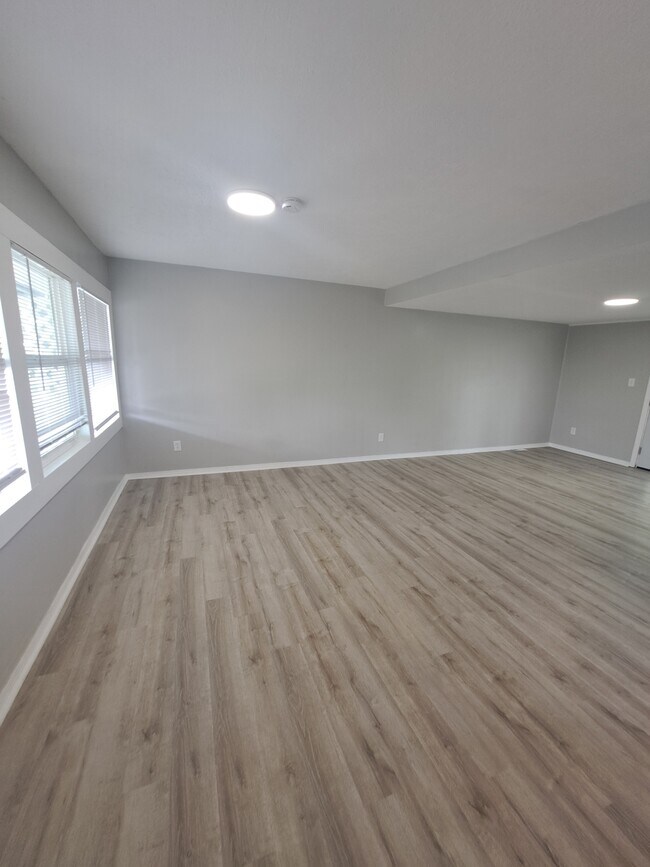 Building Photo - 202 Bellevue Dr