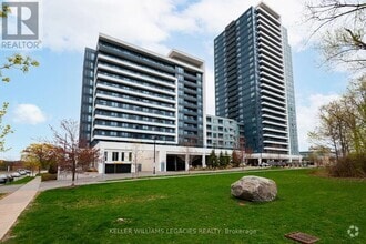 Building Photo - 7890-7890 Bathurst St
