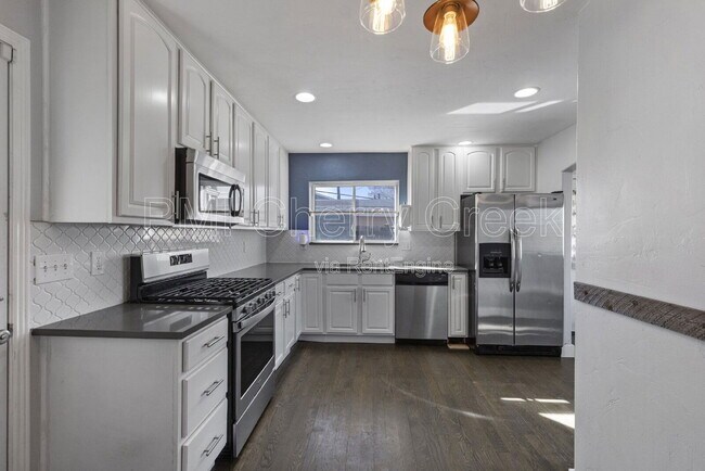 Foto del edificio - 1010 Newton St