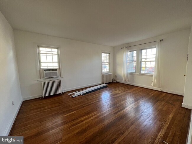 Building Photo - 118 N Brookside Dr