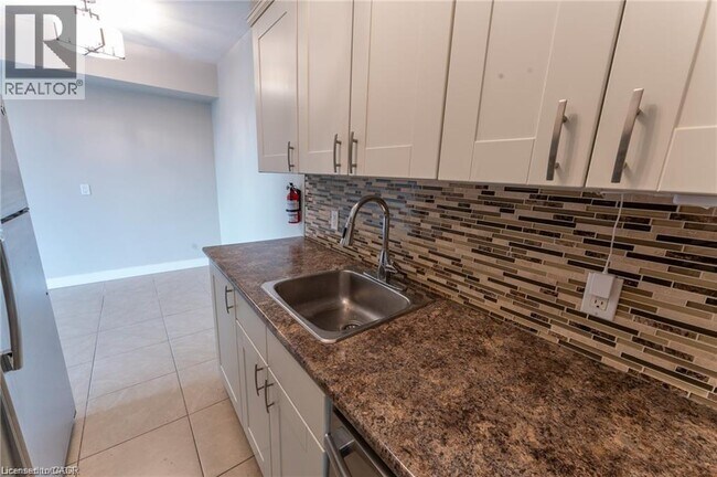 Building Photo - 326 Hunter St E