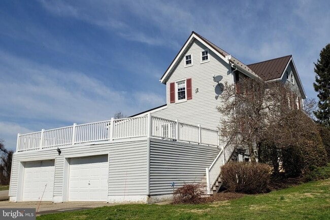 Building Photo - 172 Street Rd