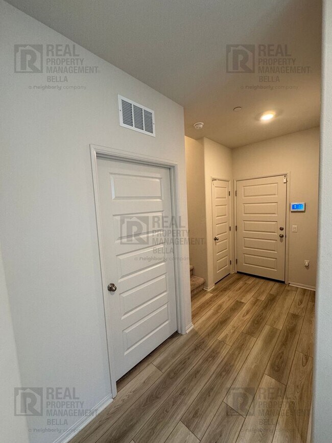 Foto del edificio - Modern 4-Bedroom Condo with Prime Temecula...