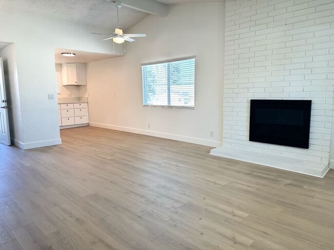 Building Photo - 717 W Provential Dr