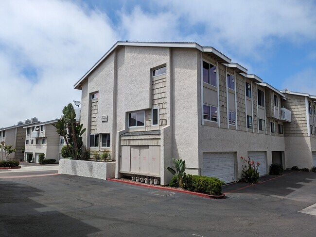 Building Photo - 4058 Mahaila Ave