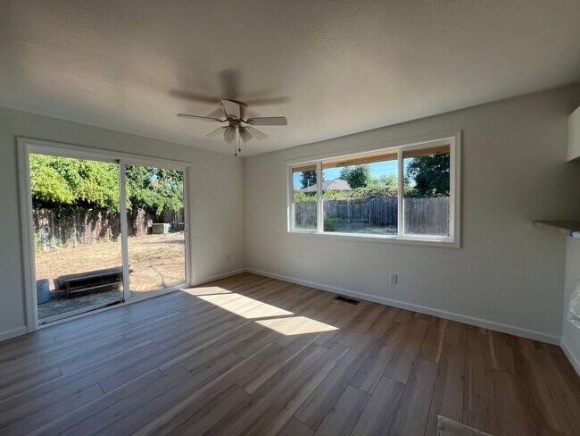 Foto del edificio - Newly renovated three bedroom home | Available Mid April