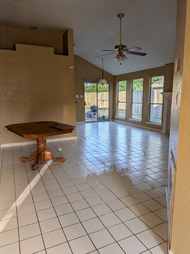 Foto del edificio - 6826 Heather Hollow Dr