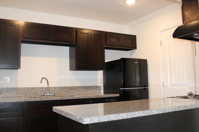 Building Photo - 200 E Castellano Dr