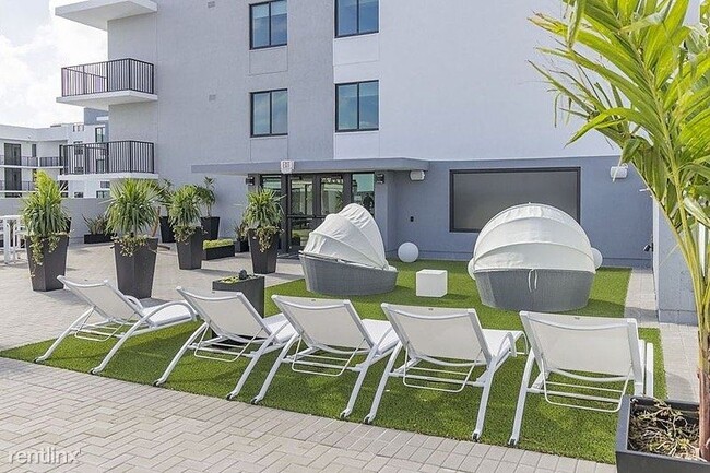 Foto del edificio - 6450 SW 8th St