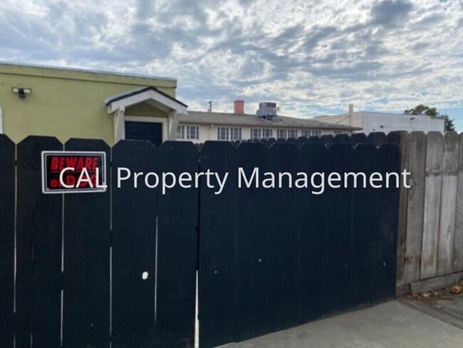 Building Photo - Stylish Modern Studio in Salinas, CA!