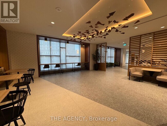 Photo du bâtiment - 2495 Eglinton Ave W