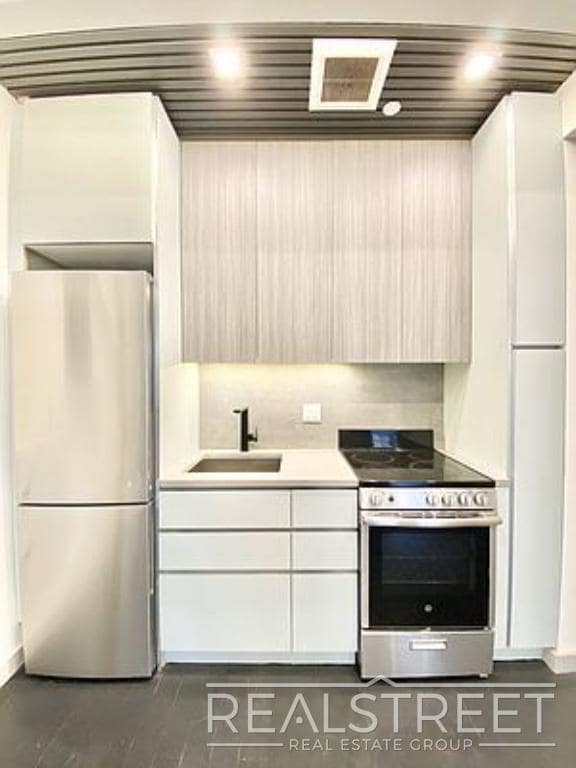 Building Photo - Gorgeous New 3 Bed 1.5 Bath Near Prospect ...