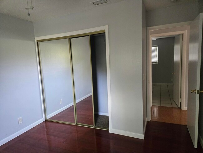 Foto del edificio - 301 NW 16th Ct