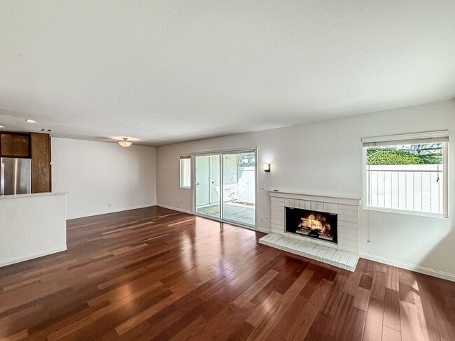 Building Photo - Nice 2B/2BA w/ Private Patio, A/C, Washer/...