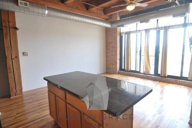 Building Photo - 1250 W Van Buren St