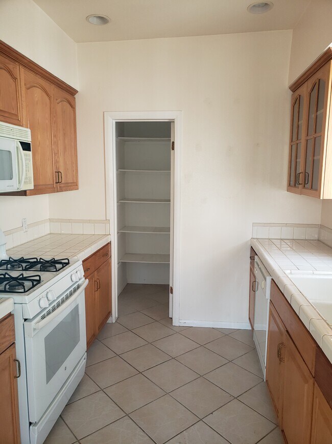 Building Photo - 217 S Doheny Dr