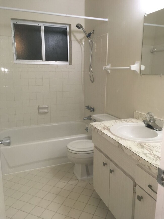 Foto del edificio - 5045 Brookmeade Dr