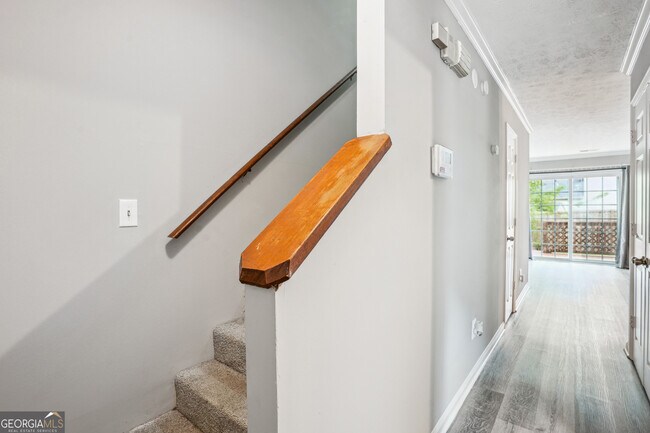 Foto del edificio - 2049 Charter Ln