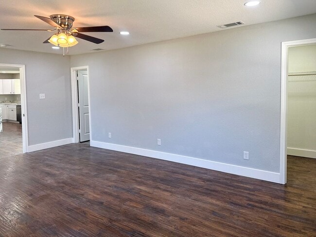 Building Photo - 4 Bedroom / 3 Full Bath / Huge Yard