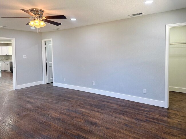 Foto del edificio - 4 Bedroom / 3 Full Bath / Huge Yard