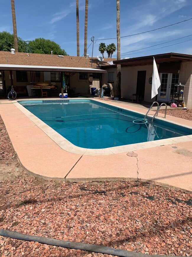 Foto del edificio - WALK TO - ASU AREA — Remodeled 5 Bedroom 3 bath Home with Pool - Next to Light Rail stop.