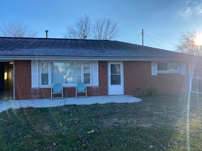 Building Photo - 624 W Laclaire Ln