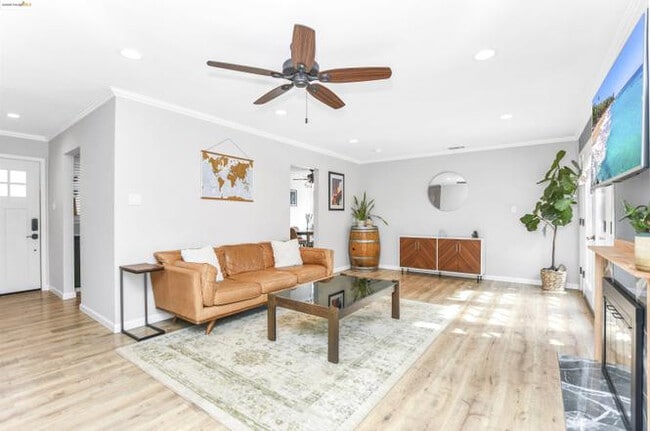 Building Photo - 2419 Erie Dr