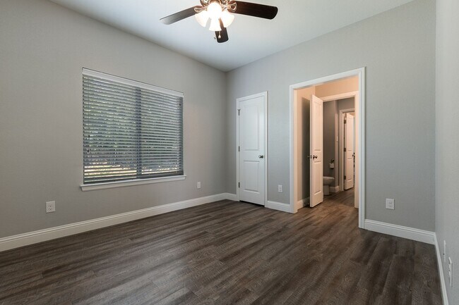 Foto del edificio - * MOVE IN SUMMER 7/6/2026* 6 Bed 4 Bath Home, Walking To TCU, Free Light Housekeeping