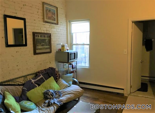 Building Photo - 849 Beacon St