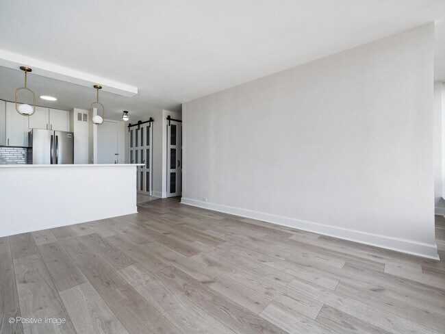 Building Photo - 5445 N Sheridan Rd