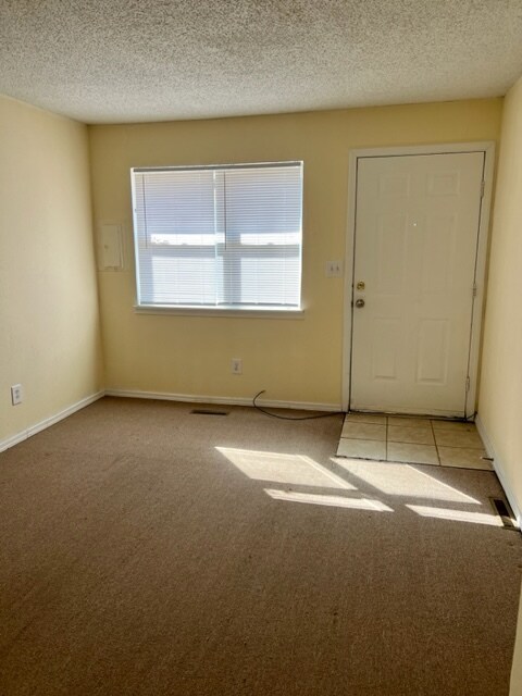 Sala de estar - 2226 N Pierce Ave