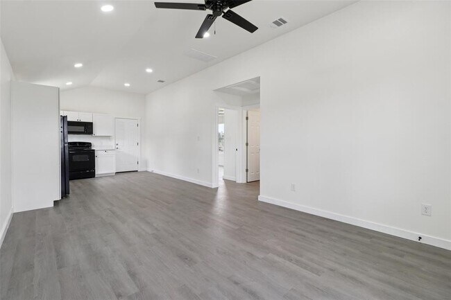Foto del edificio - 1087 Schubert Ln