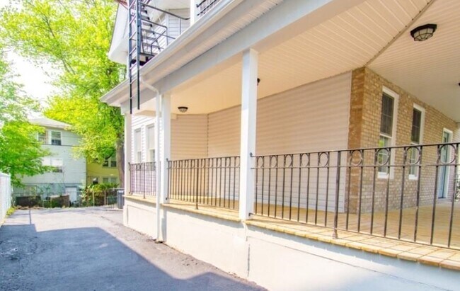 Building Photo - 893 S 17th St