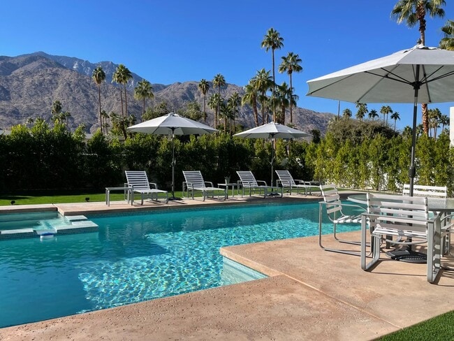 Building Photo - Stunning Fully Remodeled 3 Bedroom Palm Sp...