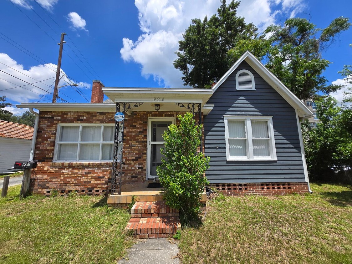 Primary Photo - AVAILABLE NOW - Charming 3 Bed / 2 Bath Ho...