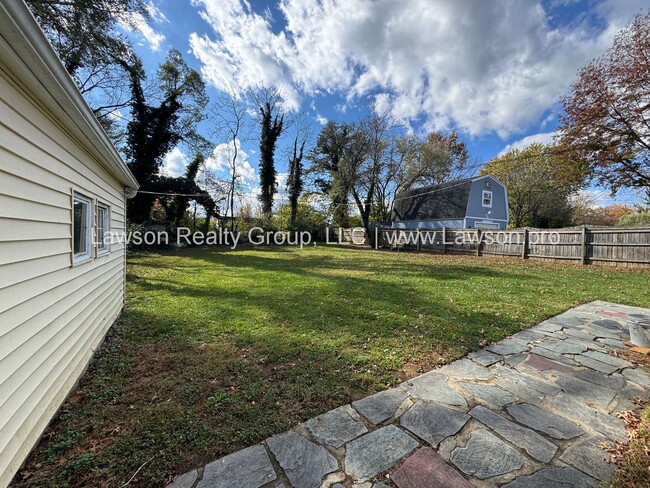 Building Photo - Raleigh Court Three Bedroom with Garage