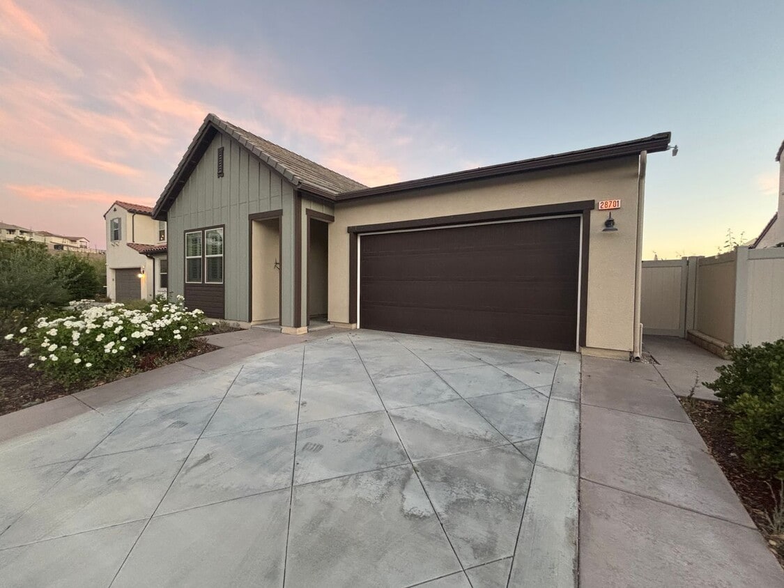 Foto principal - 4-Bedroom Home with Community Amenities & ...
