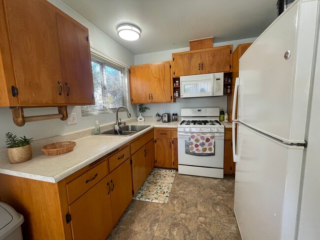 Building Photo - Cozy Three Bedroom Two Bathroom Home in He...