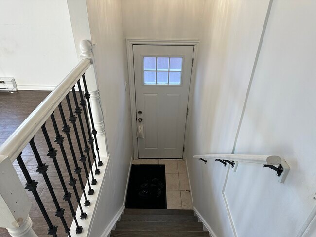 Photo du bâtiment - Spacious Main Floor Bungalow! (2+Den, 1 Bath)