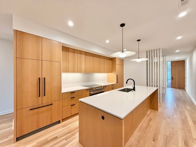 Building Photo - **OFFERING REFUNDABLE APPLICATION FEES & $300 MOVE IN PROMOTION** Beautiful 3BD, 3.5BA Downtown R...