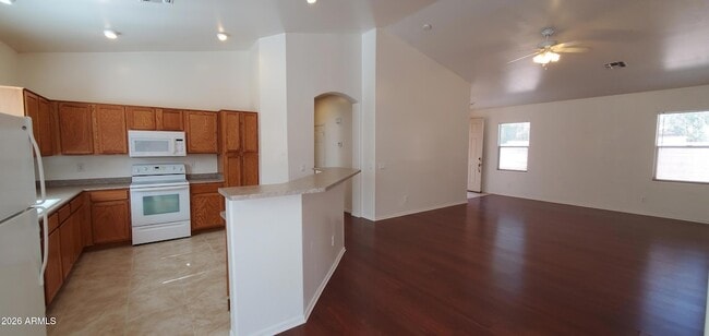 Building Photo - 4043 S Vineyard Ave