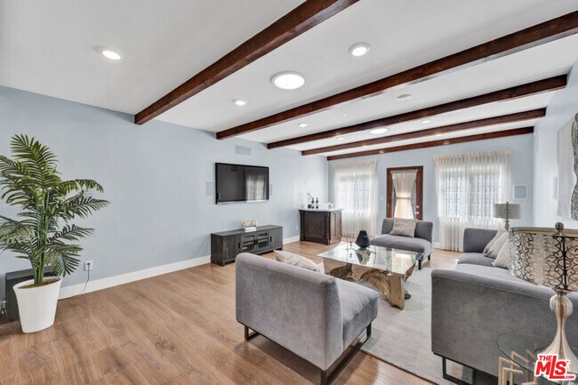 Foto del edificio - 6241 Canby Ave